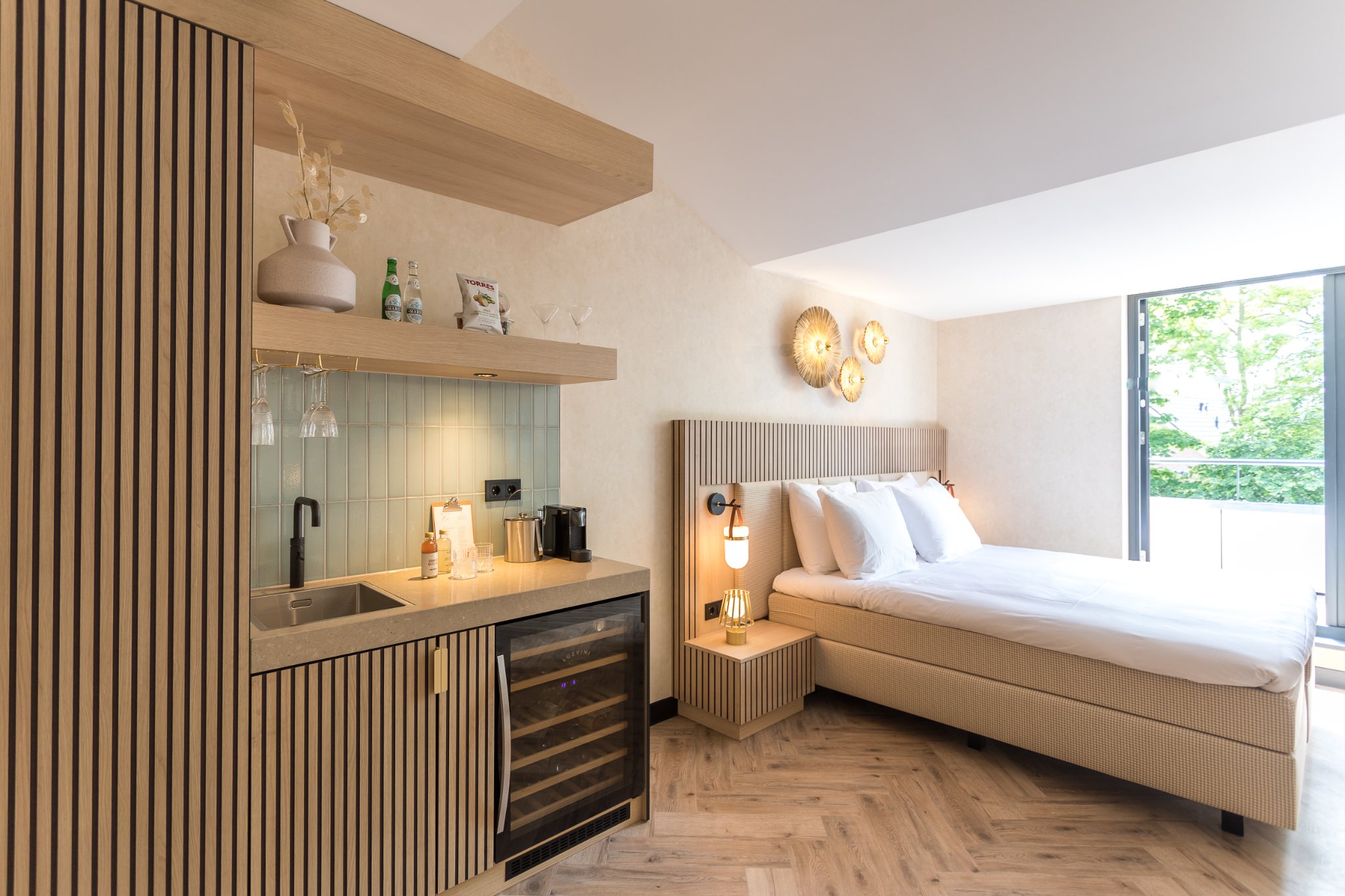 Boutique Hotel Helder biedt 16 heerlijke hotelsuites. Vol luxe en comfort. Viersterren-plus, met vijfsterren-beleving! En dat alles in het centrum van de populaire familiebadplaats Renesse.