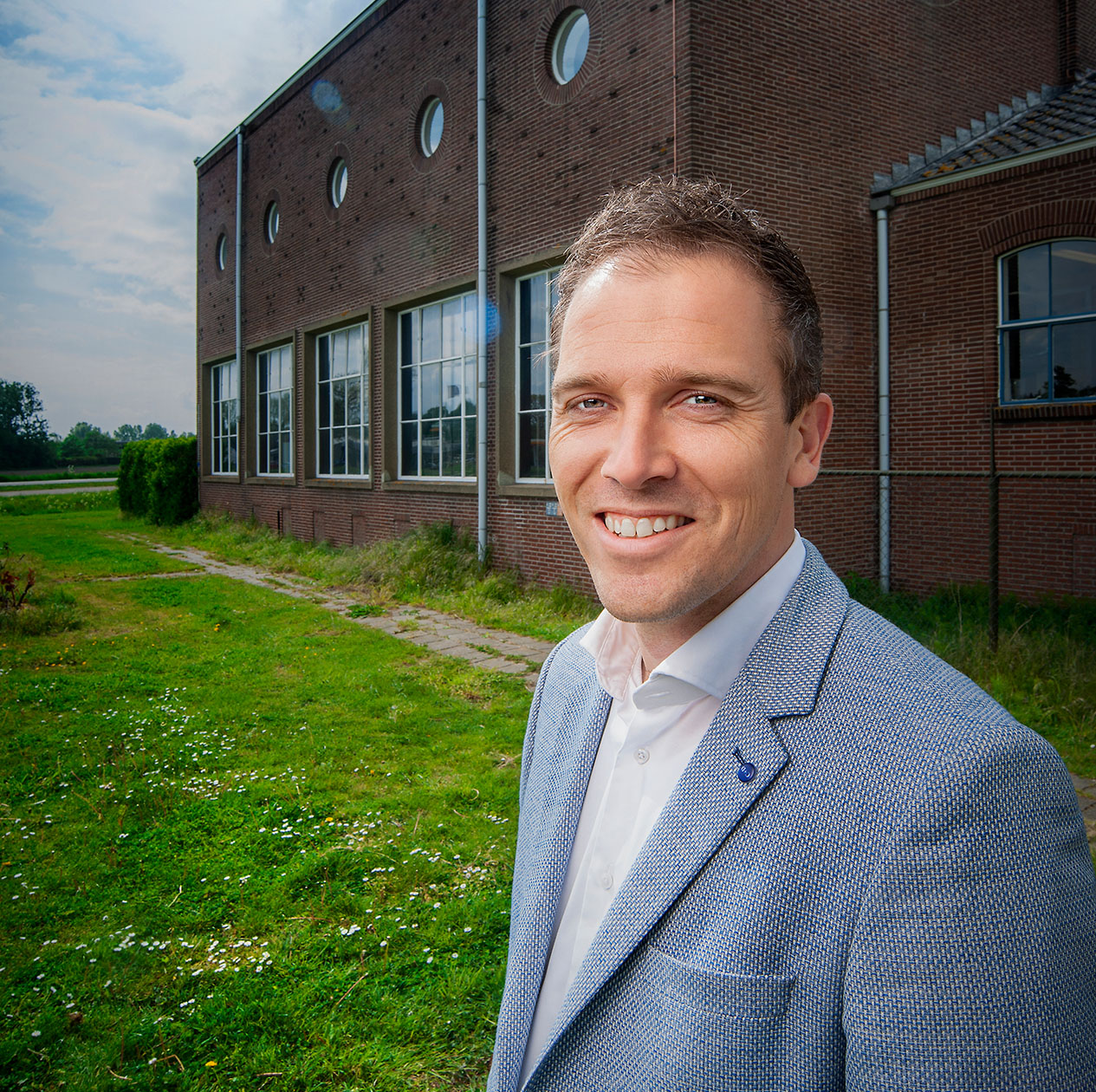 Architectenbureau Kort Geytenbeek heeft een chique, mooi en ingetogen gebouw ontworpen rondom het bestaande casco. Het bestaande, huidige gebouw vormt een uitstekende basis voor het nieuwe Boutique Hotel Helder. Een natuurlijke uitstraling met eerlijke en natuurlijke materialen moest terug te zien zijn in het ontwerp en de uitstraling van het nieuwe hotel. Naadloos aansluitend op het nieuwe centrum van Renesse, maar ook perfect appellerend aan de natuur waarmee Boutique Hotel Helder omringd wordt. En dat is uitstekend gelukt!